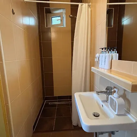 Large In With 3 Bedrooms And Parking *