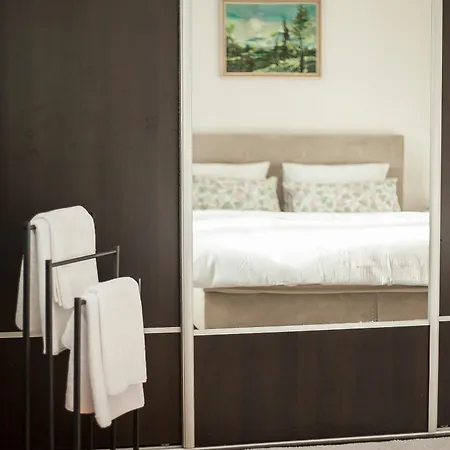 Large In With 3 Bedrooms And Parking Appartamento *
