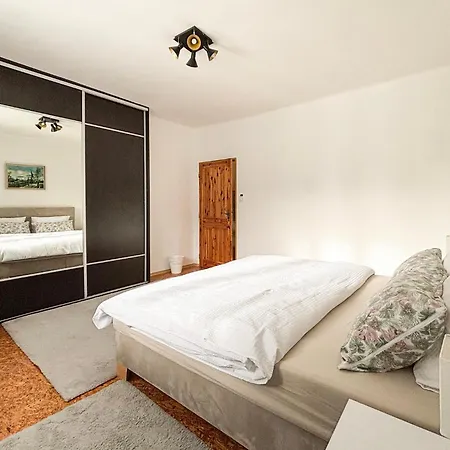 Large In With 3 Bedrooms And Parking Apartamento Prešov