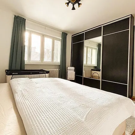 Appartamento Large In With 3 Bedrooms And Parking