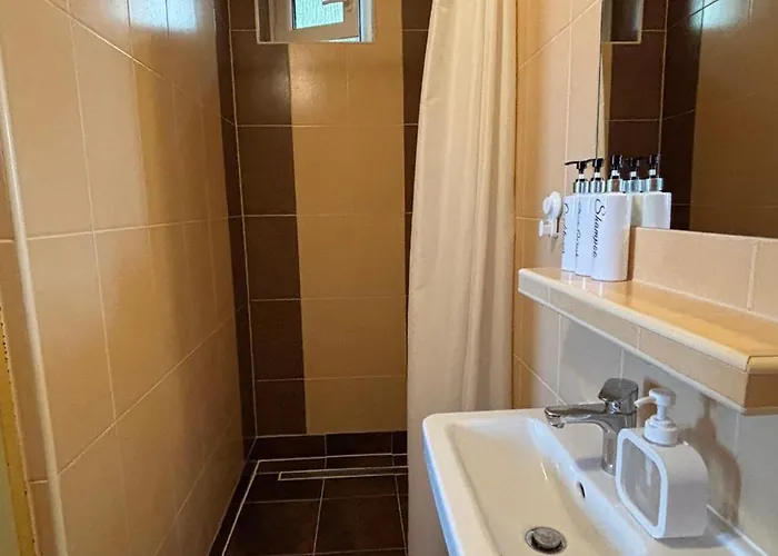 Large In With 3 Bedrooms And Parking *