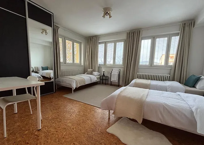 Large In With 3 Bedrooms And Parking *